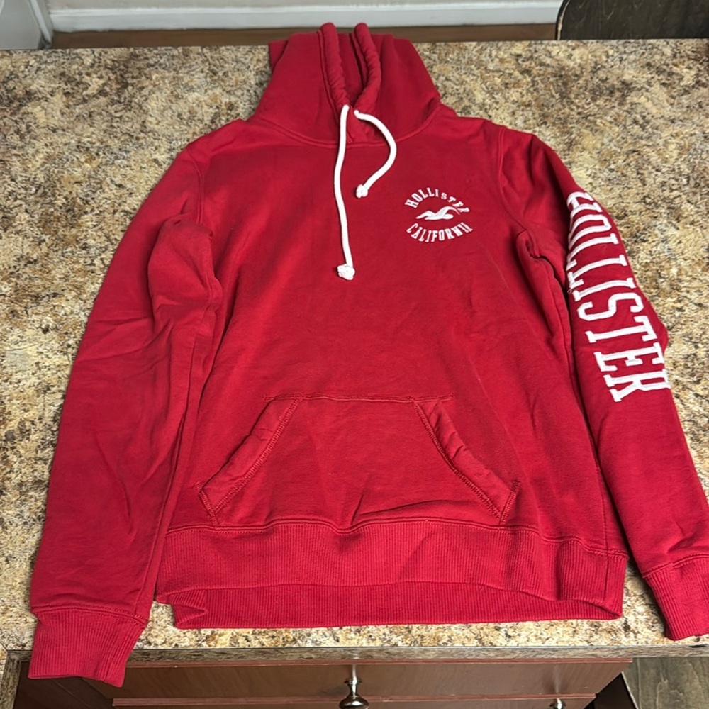 Hollister Hoodie
Women’s Medium
Red